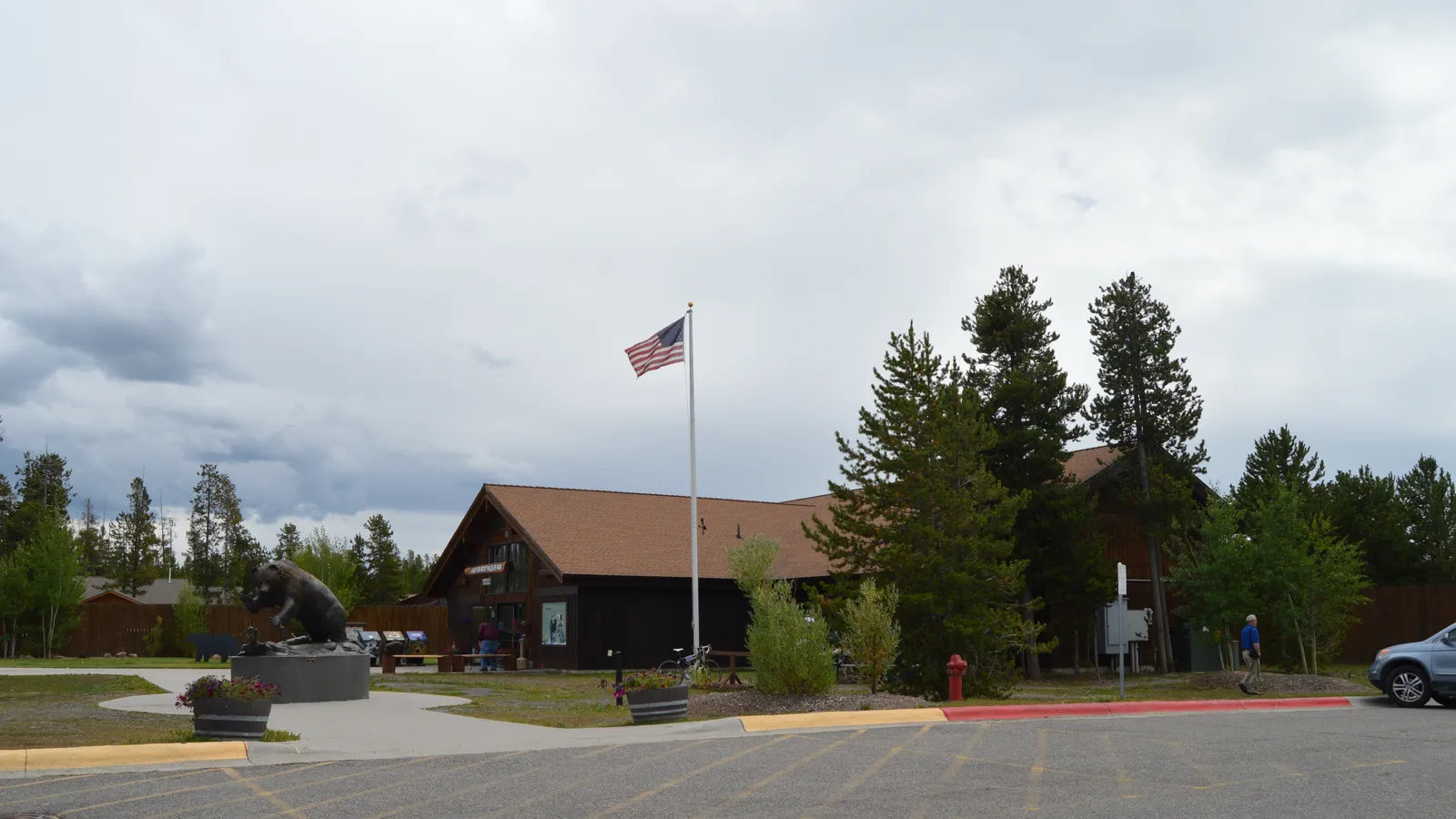Grizzly & Wolf Discovery Center — hero image