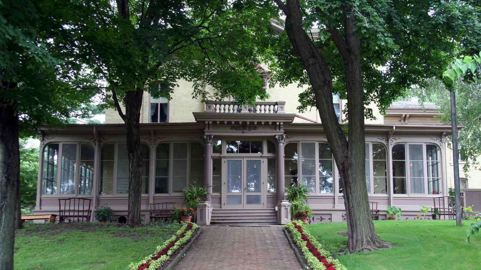 Villa Louis — hero image