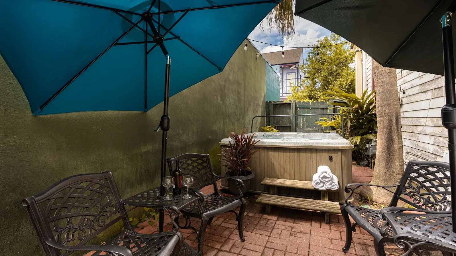 Retro, Funky, Chic – Walk to the French Quarter — primary photo